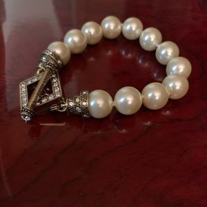 Heidi Daus pearl toggle style bracelet
